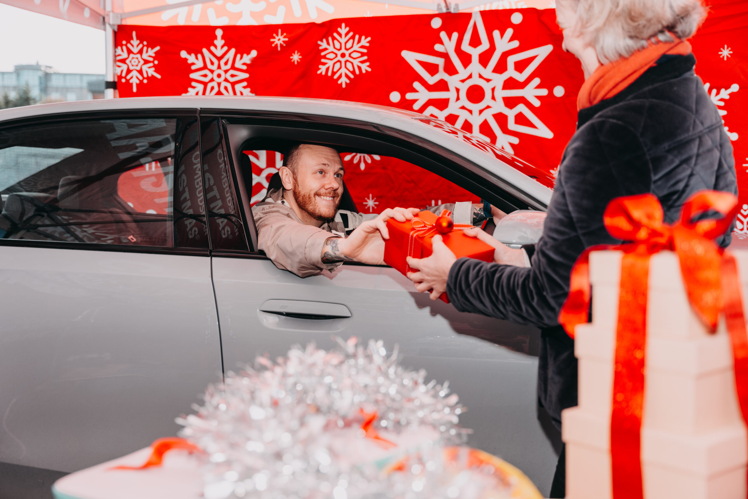 Wrapping expert shows how the nation’s gifters are not making the cut at Christmas